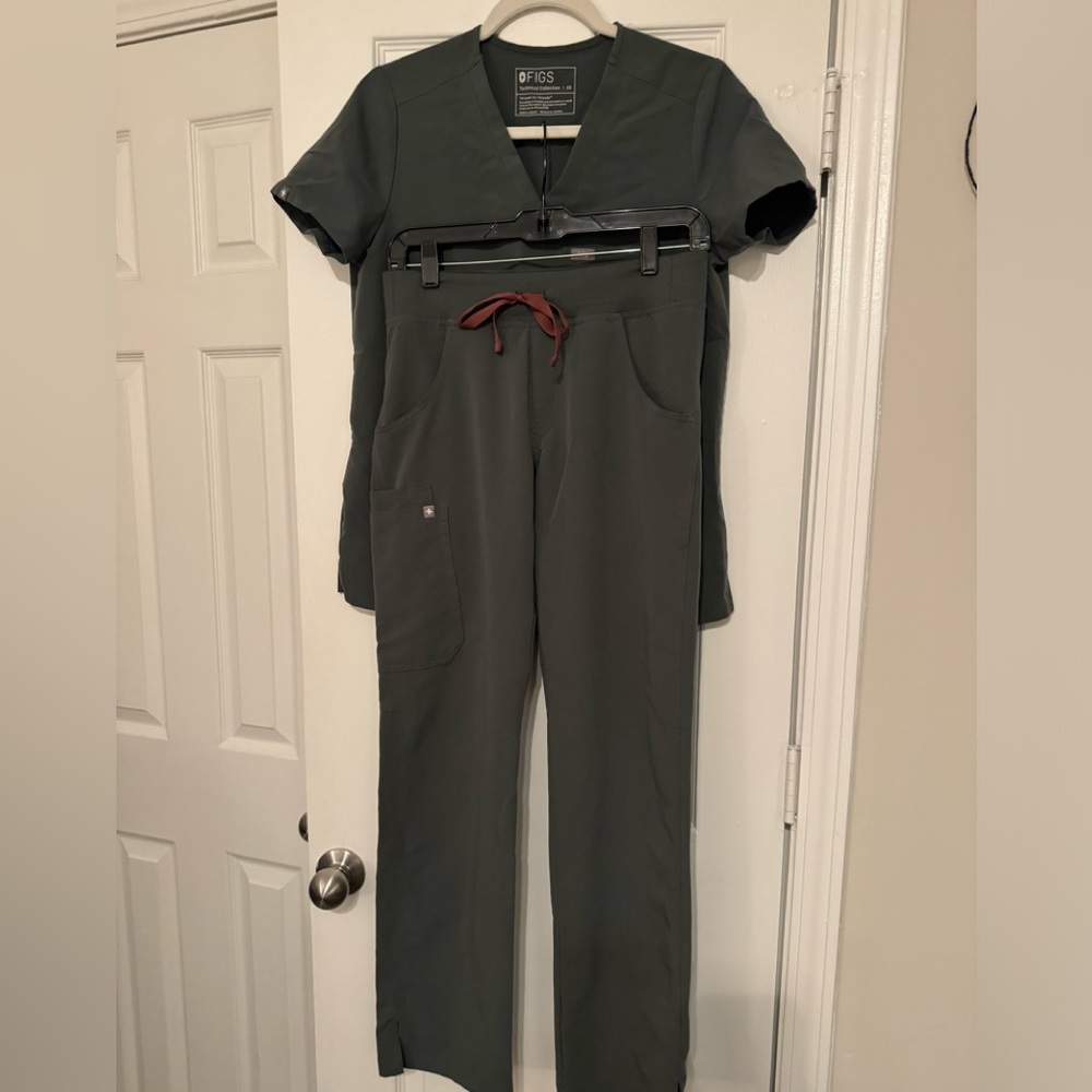 Figs BONSAI scrub set. One pocket scrub top XS. Kade cargo pant XS. 🌿